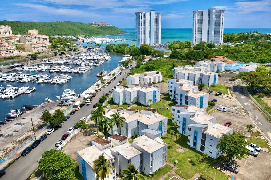 The property is located directly across from the Fajardo Marina, providing great convenience for those with a boat or yacht who want quick access to the marina. In addition, it is only 9 minutes from the renowned Seven Seas Beach and very close to restaurants and shops. It is ideal as an investment, second home, or vacation property in one of the most sought-after areas in Puerto Rico. Short-term rentals are PERMITED.
The apartment features a balcony with a view of the Fajardo Marina, perfect for enjoying the coastal atmosphere, and the living room offers high ceilings that enhance the sense of space and natural light. It includes all the air conditioners currently installed in the apartment.