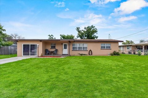 Photo of 113 4th Street, Winter Haven, FL 33880 (MLS # P4935846)