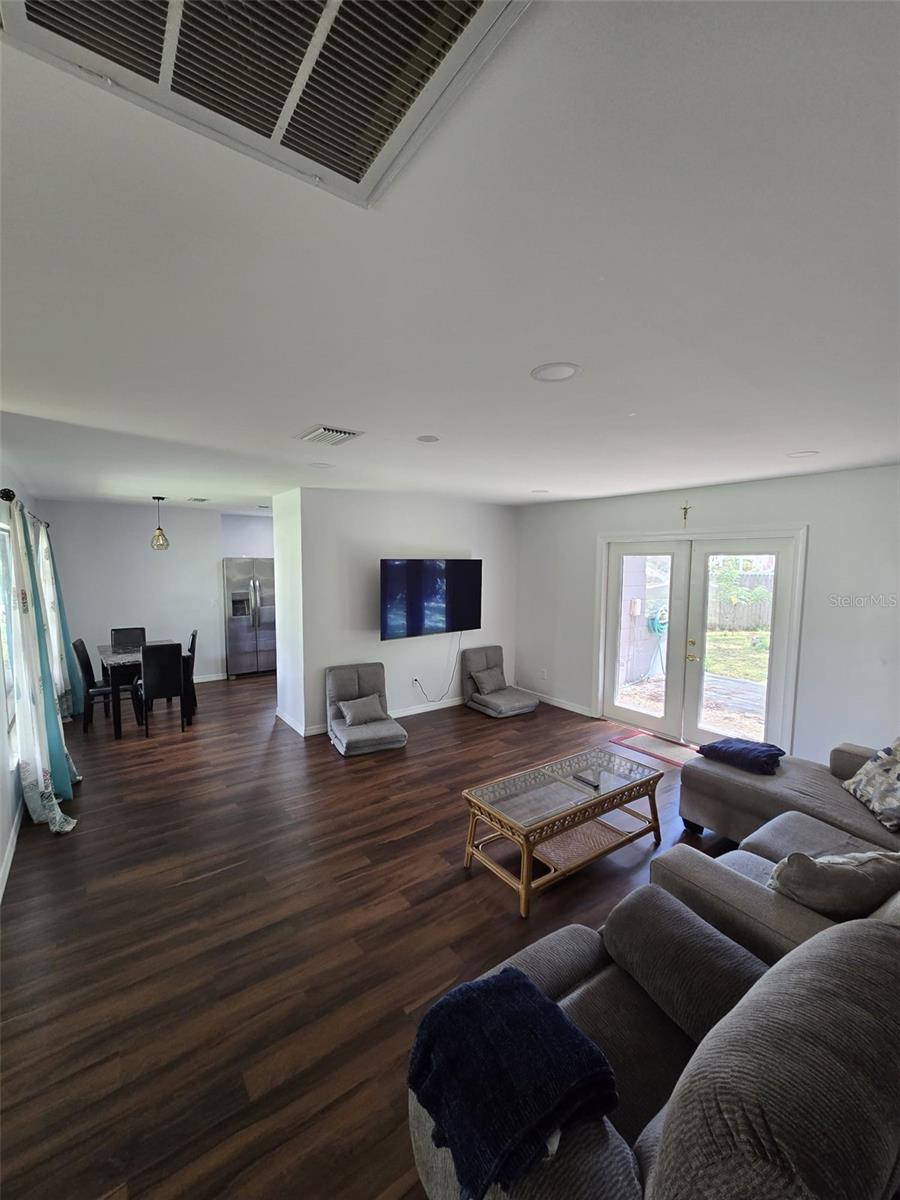 2BR/1BA Furnished Home – Carrollwood – $2,100/mo – Updated & Move-in Ready!
?? 11821 Vera Ave, Tampa, FL 33618
?? 2 Bedrooms | ?? 1 Bath | ?? Single-Family Home
?? $2,100/mo | ?? $2,100 Security Deposit (Most ask for 2 months but we understand)
? Furnished or Unfurnished – Your Choice!
??? Recently Renovated (2022)
– New floors
– Stainless steel kitchen appliances
– Samsung washer & dryer
– TV, beds, dining table, couch included if furnished
- Huge fenced in backyard for pets or hosting friends and family
?? Quiet Carrollwood neighborhood
– Homes rarely come up for rent here!
– 5–10 mins to USF, Moffitt, AdventHealth
– 20 mins to Downtown Tampa & TPA Airport
– Close to shopping, parks, and major highways
?? Lawn care included – landlord maintains the yard!
?? Pet Friendly (with approval)
– $300 non-refundable fee for 1 pet or $500 for 2
– $20/month for each
– Max 2 pets
– Service/ESA animals exempt from fees
?? Available NOW – Ready for move-in
?? 12-month lease (flexible options may be considered)
?? $50 application fee for each adult applicant
?? Driveway + street parking + Car porch
?? Utilities paid by tenant
?? Message me to schedule a tour or apply today!
This won’t last in Carrollwood!