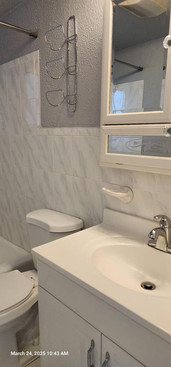 HOLIDAY GARDENS ESTATES - Residential Lease