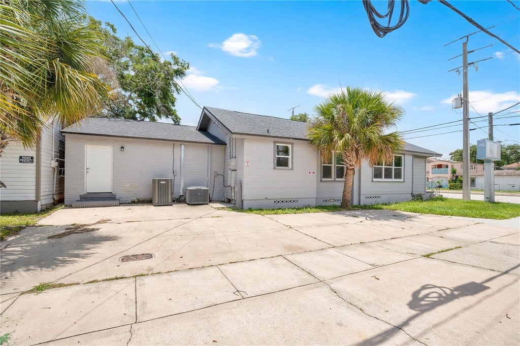 Photo of 547 N Ridgewood Avenue, Daytona Beach, FL 32114 (MLS # V4951505)