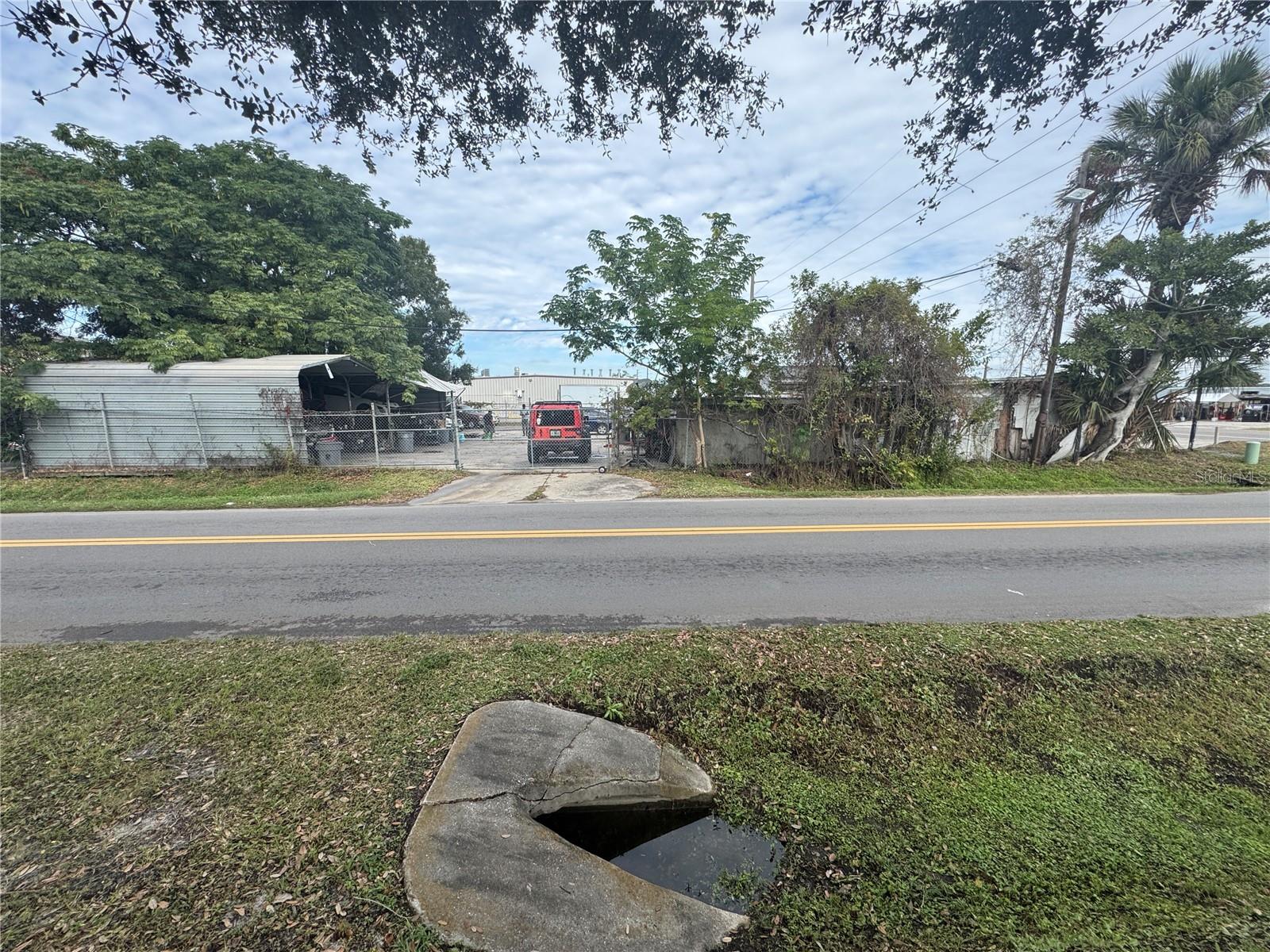 Main image without alt text