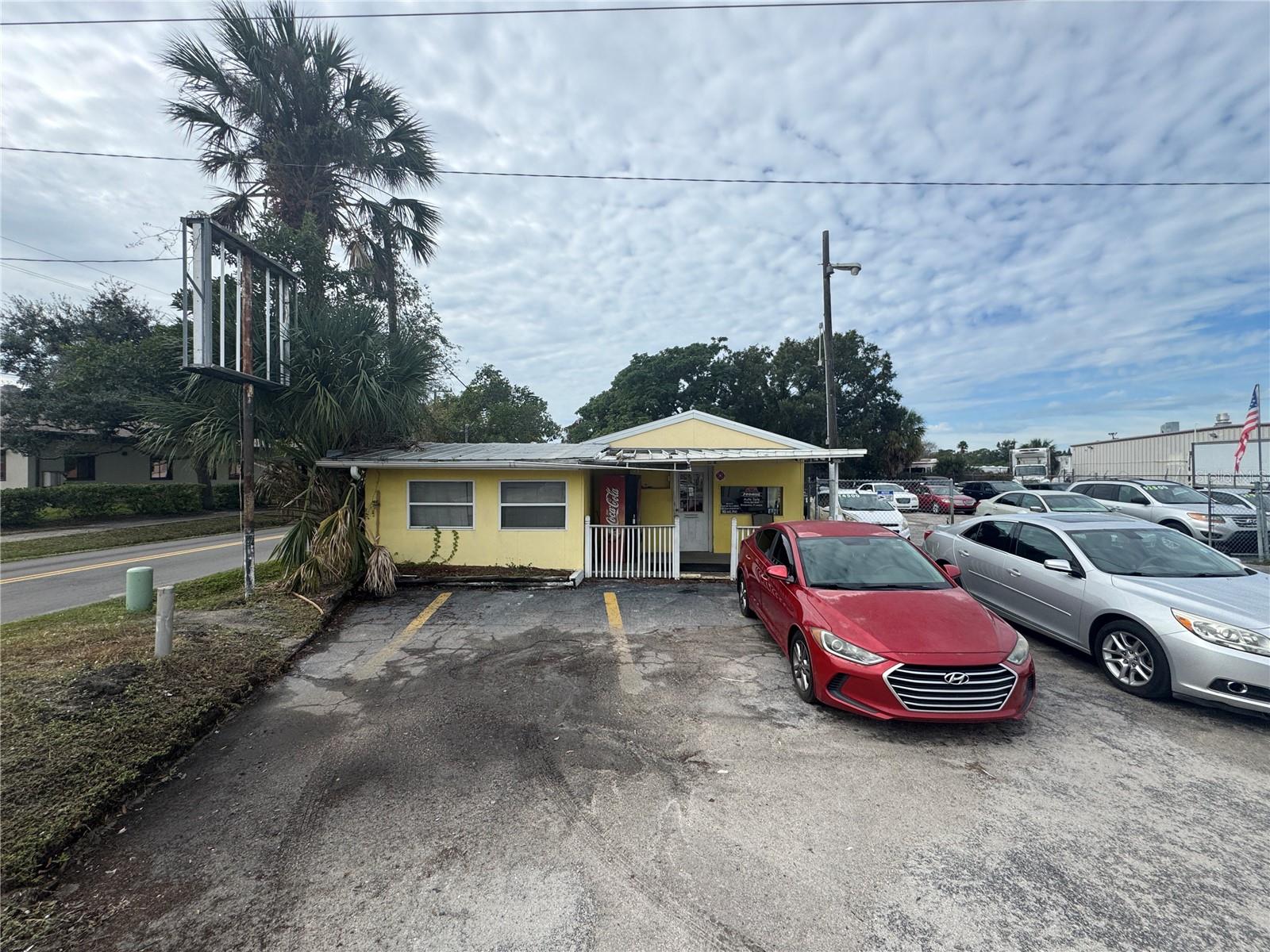 Main image without alt text