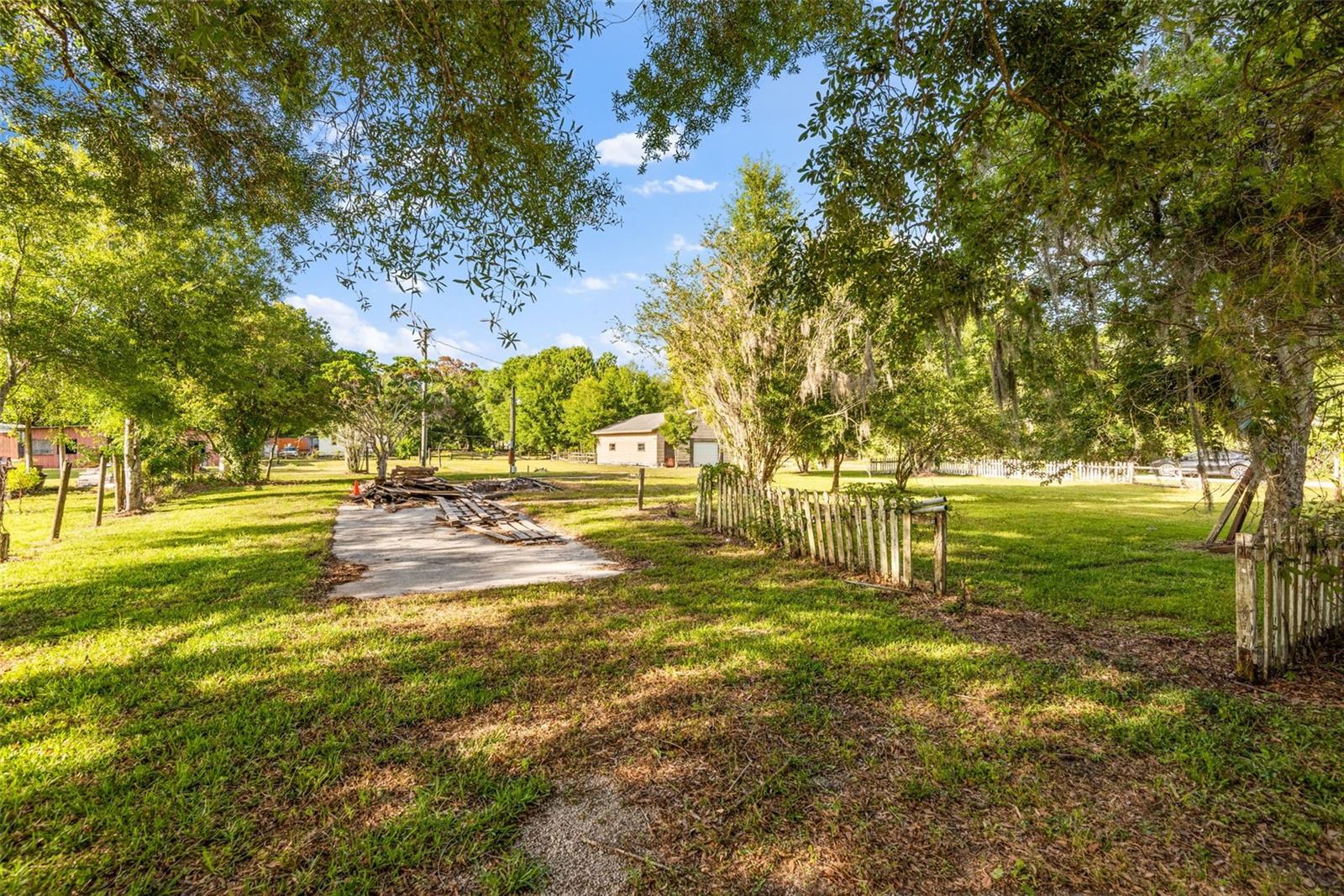 KEYSTONE PARK - Land