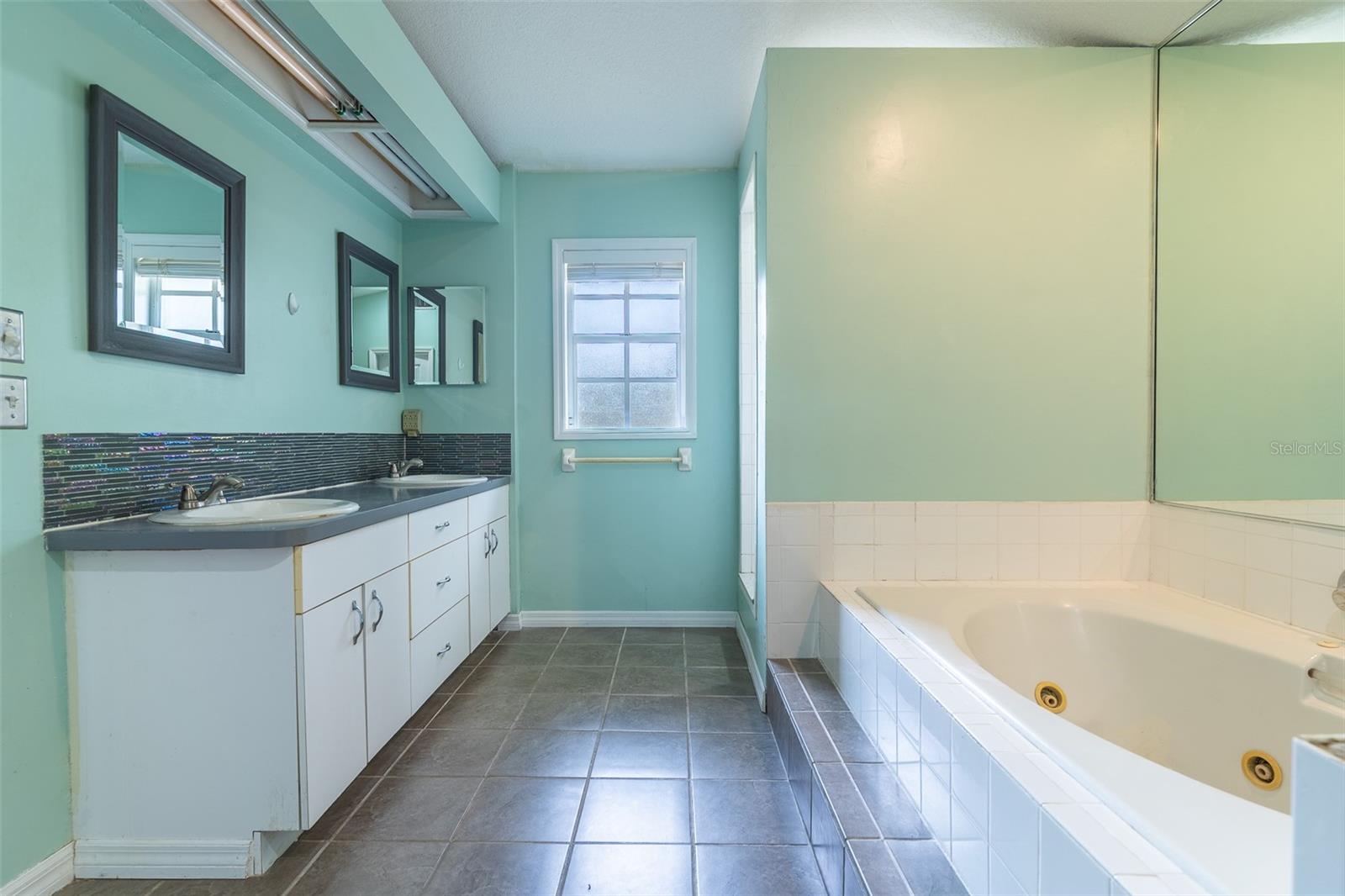 CHRISTINA WOODS PH 06 - Residential