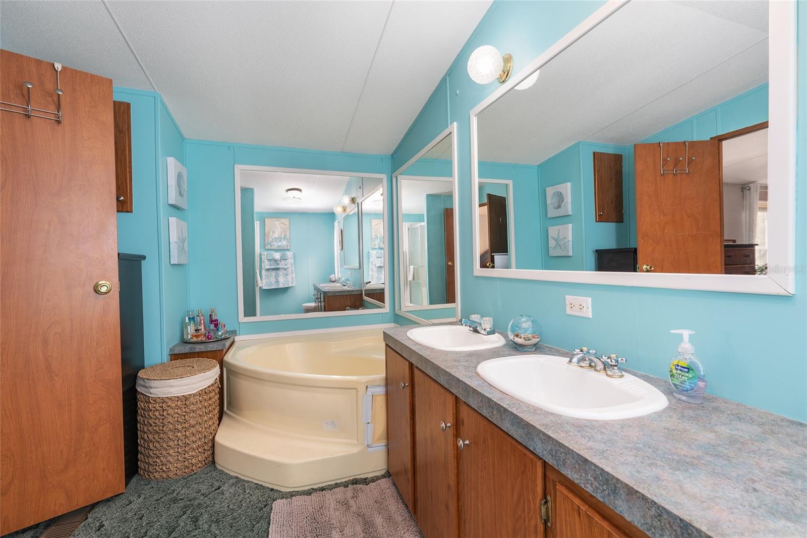 COUNTRY LIVING - Residential