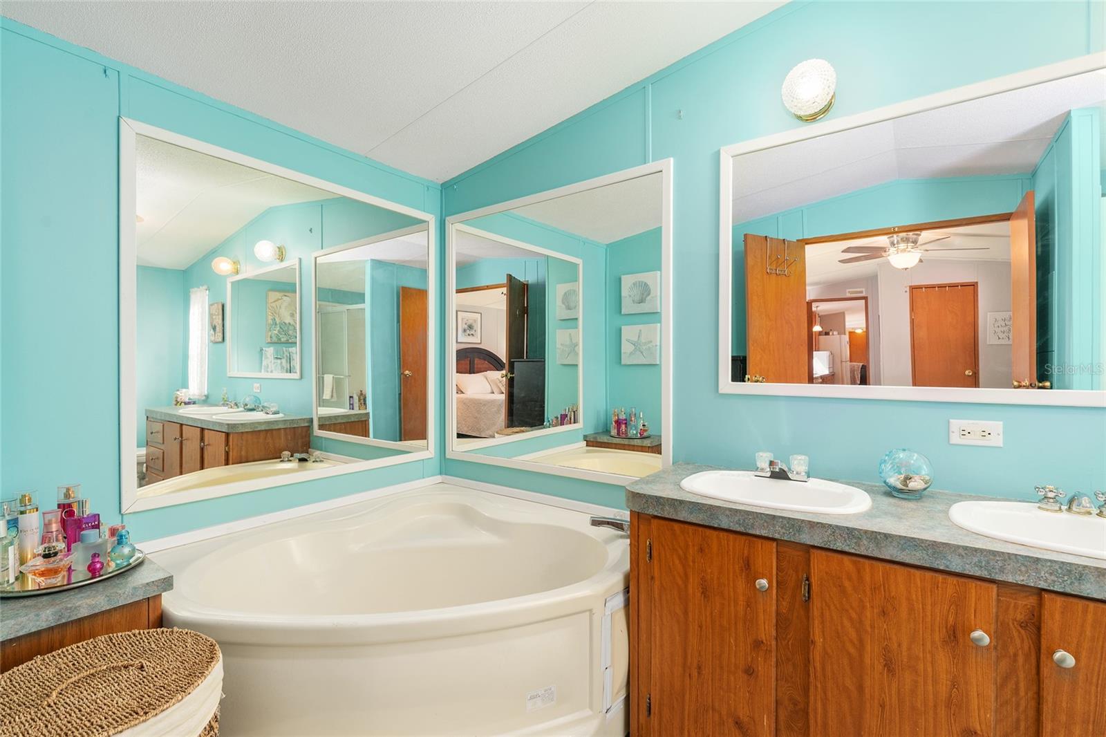 COUNTRY LIVING - Residential