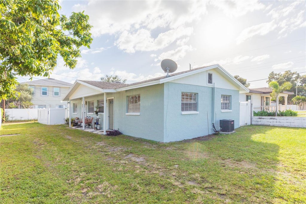 Photo of 2524 W Carmen Street #2526, Tampa, FL 33609 (MLS # TB8562463)