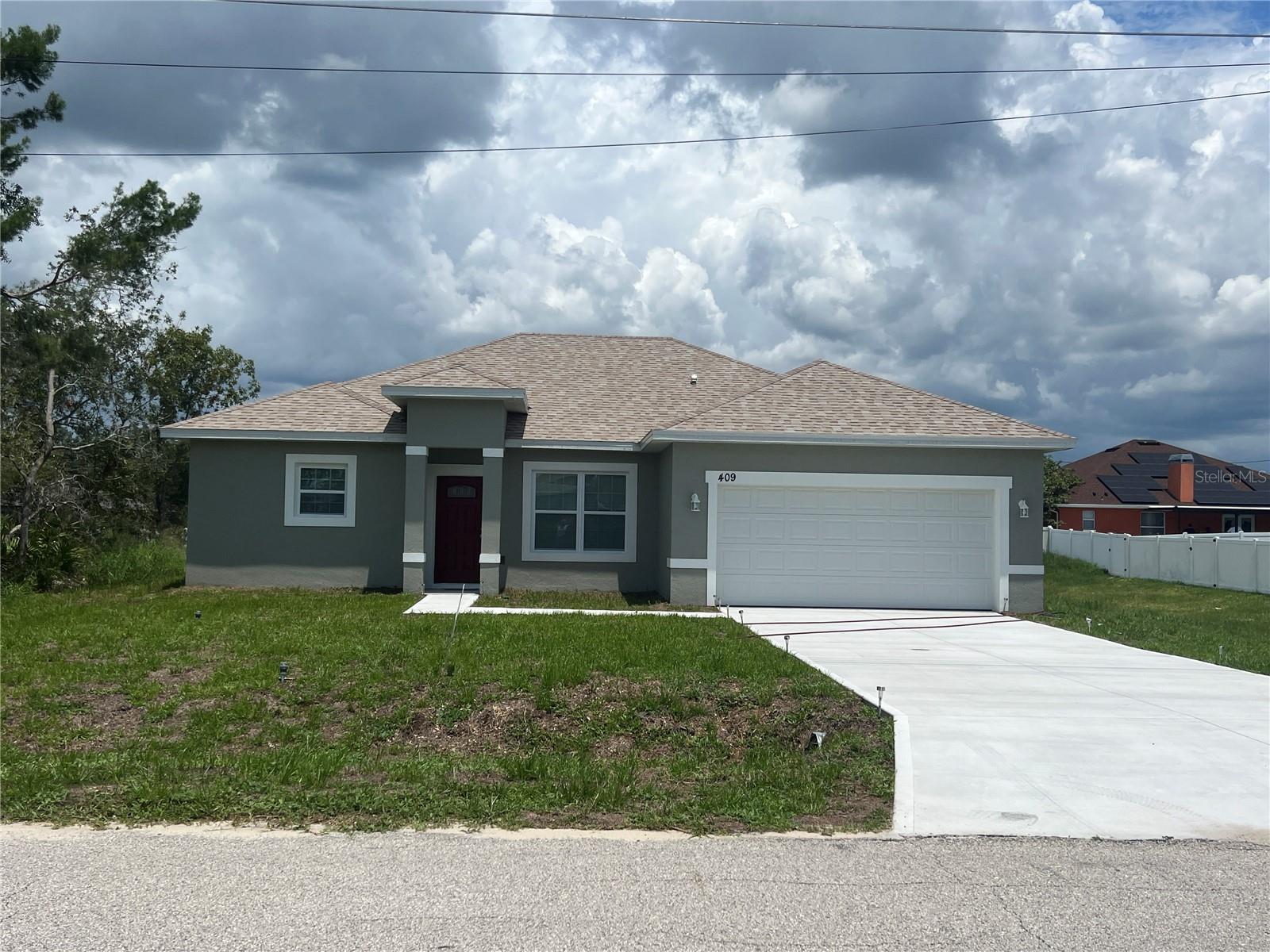 TOTAL FENCED H 4 BEDS 2.5 BATH HOME IN POINCIANA, ONE OF THE FASTEST GROWING AREAS IN CENTRAL FLORIDA. NEAR KISSIMME AND LAKELAND AREA. OPEN FLOOR PLAN, COVERED LANAI FOR ENTERTAINMENT ON A LARGE LOT, COMMUNITY POOL, INTERNET AND WIFI INCLUDED IN RENT.