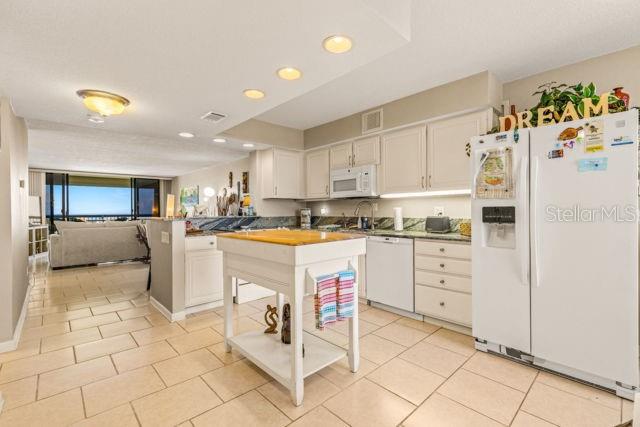 COURAGEOUS THE CONDO - Residential Lease
