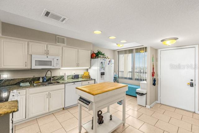 COURAGEOUS THE CONDO - Residential Lease