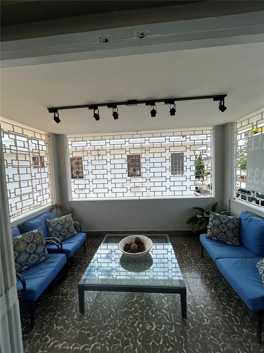 CALLE MIRSONIA - Residential