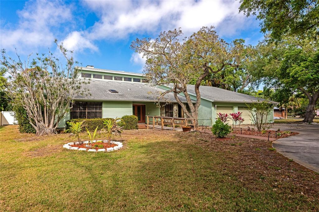 Photo of 1316 Riverview Circle, Bradenton, FL 34209 (MLS # A4686517)