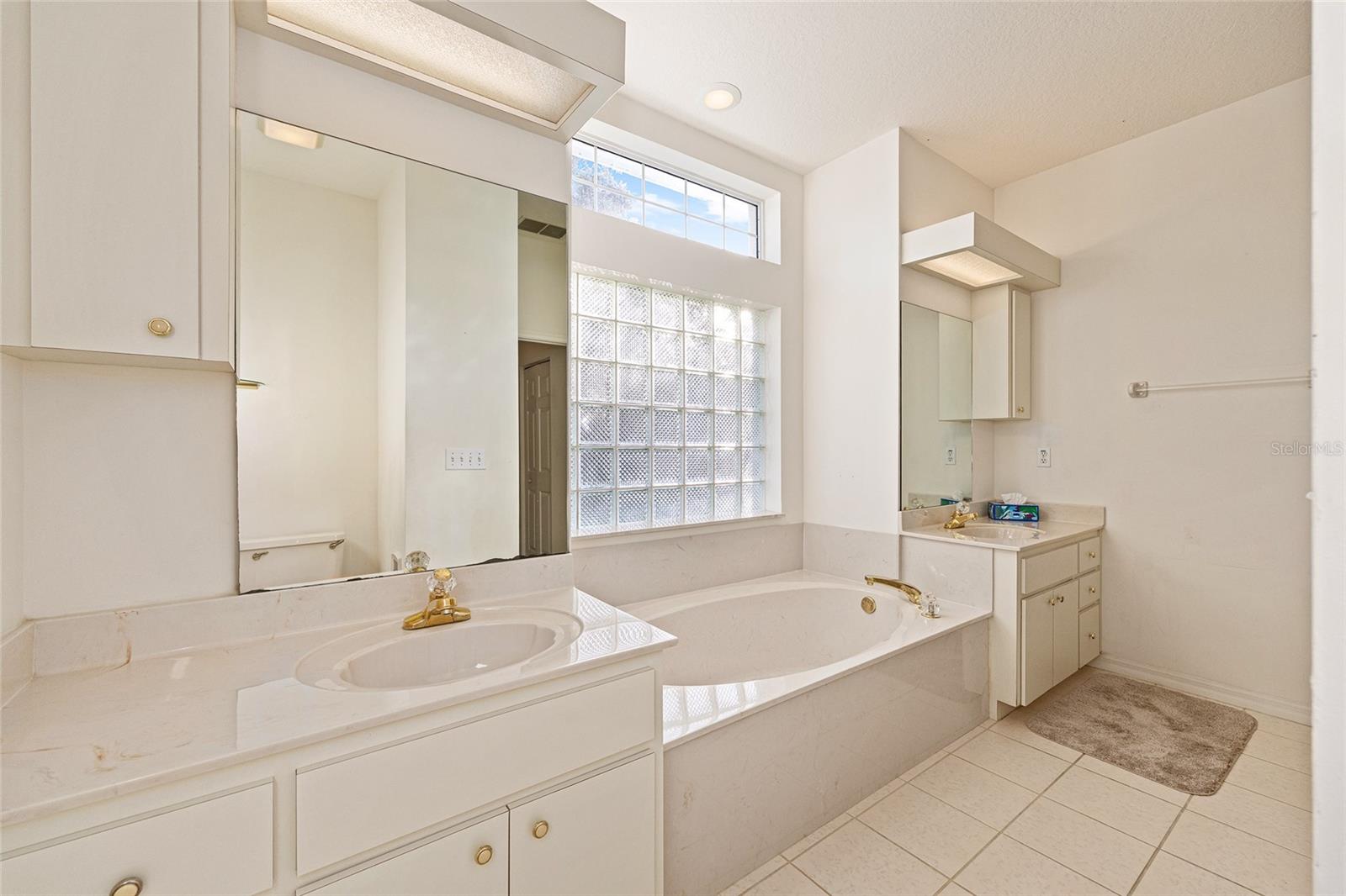 OAK RUN LAUREL OAKS - Residential