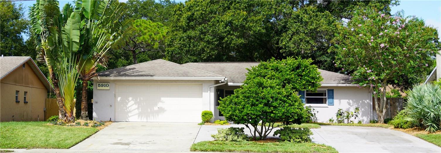 LAKEFRONT HOME - THIS BEAUTIFUL LANDSCAPED PROPERTY FEATURES AN OPEN COURTYARD ENTRANCE - CIRCULAR DRIVEWAY WITH AN EXTENDED PARKING PAD - LARGE SCREENED PORCH OVERLOOKING A LAKE - THIS HOME HAS MANY UPGRADES INCLUDING KITCHEN BATHS AND FLOORING - NEW WATER SOFTENER AND AIR CONDITIONING 2019