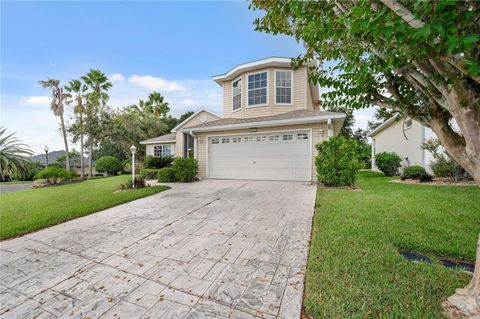 A home in TAVARES