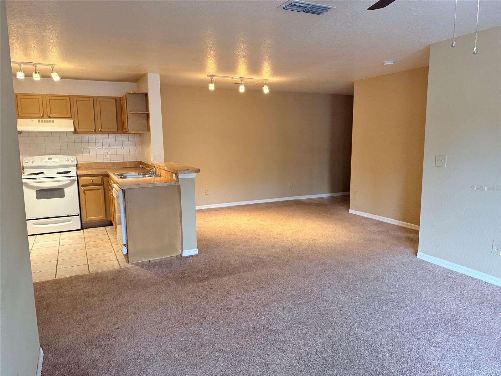 SANDLAKE PRIVATE RESIDENCES - Residential Lease