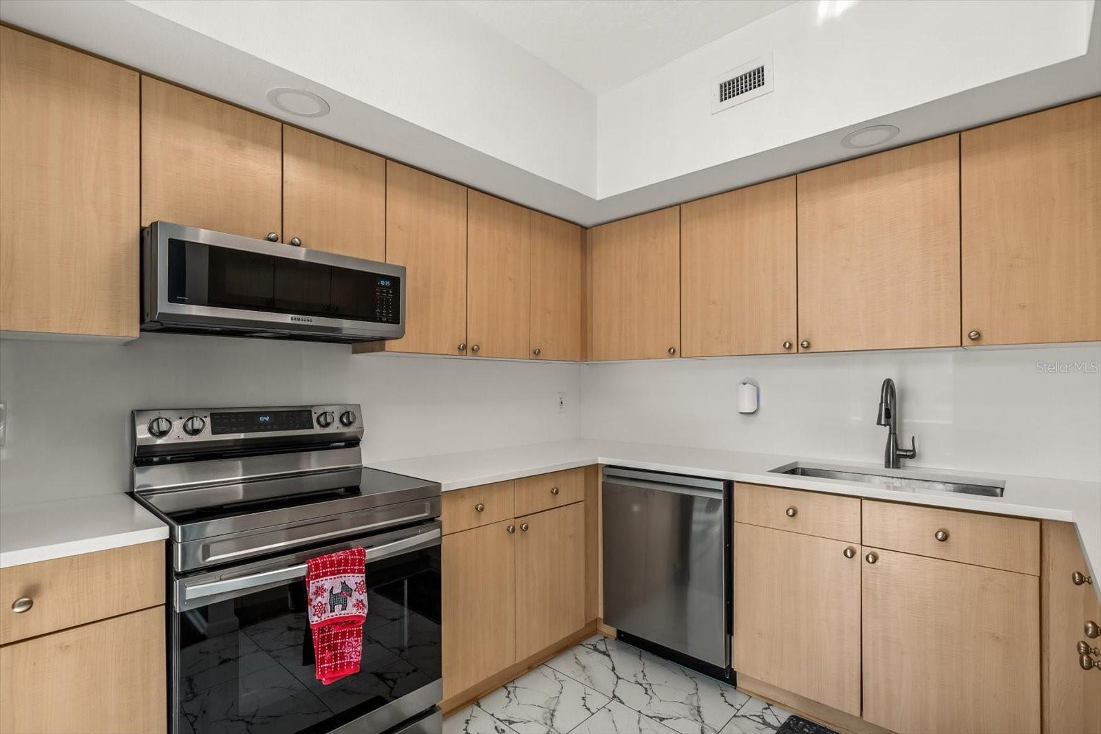 WAVERLY/LK EOLA - Residential