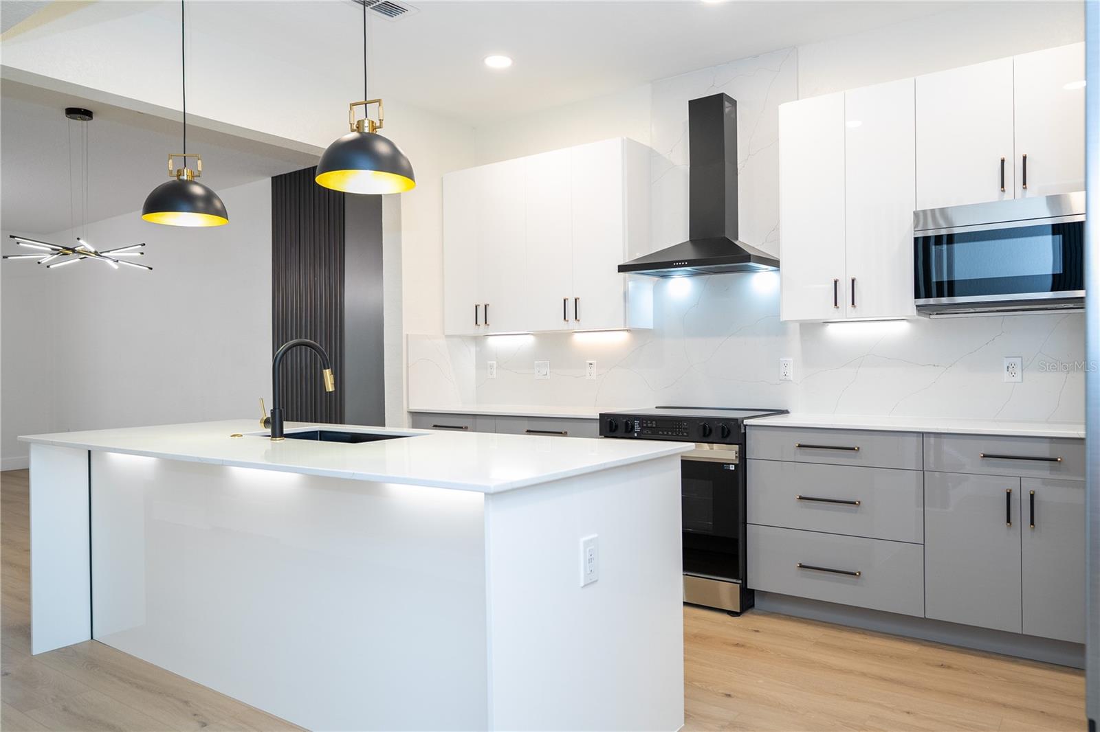 7022 CADIZ BOULEVARD