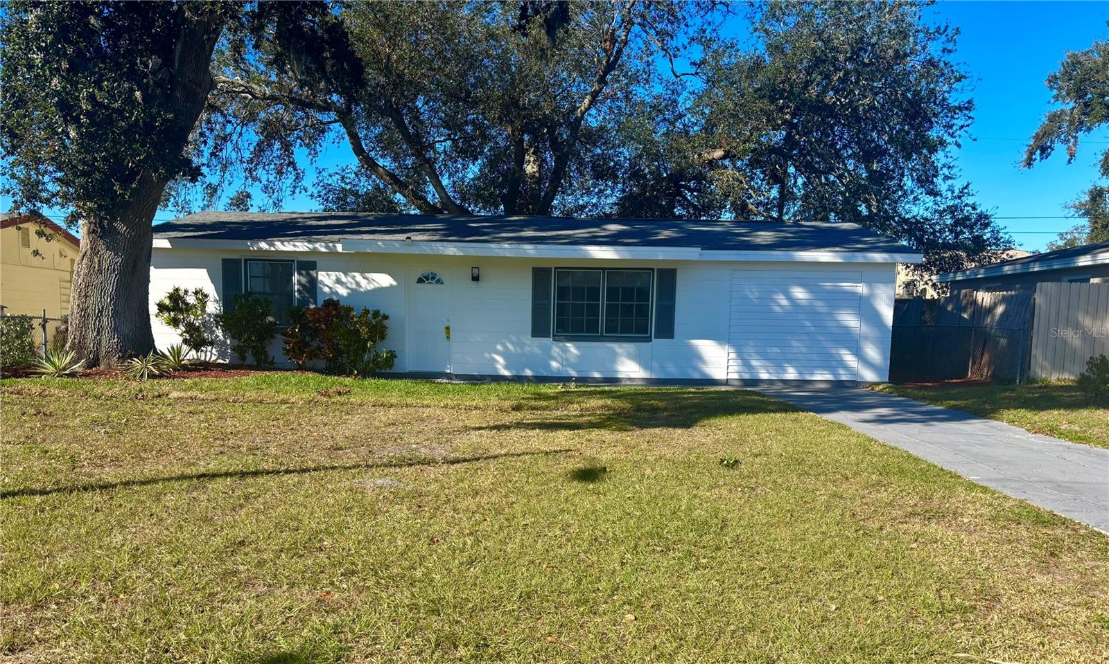 1833 KNOLLWOOD DRIVE