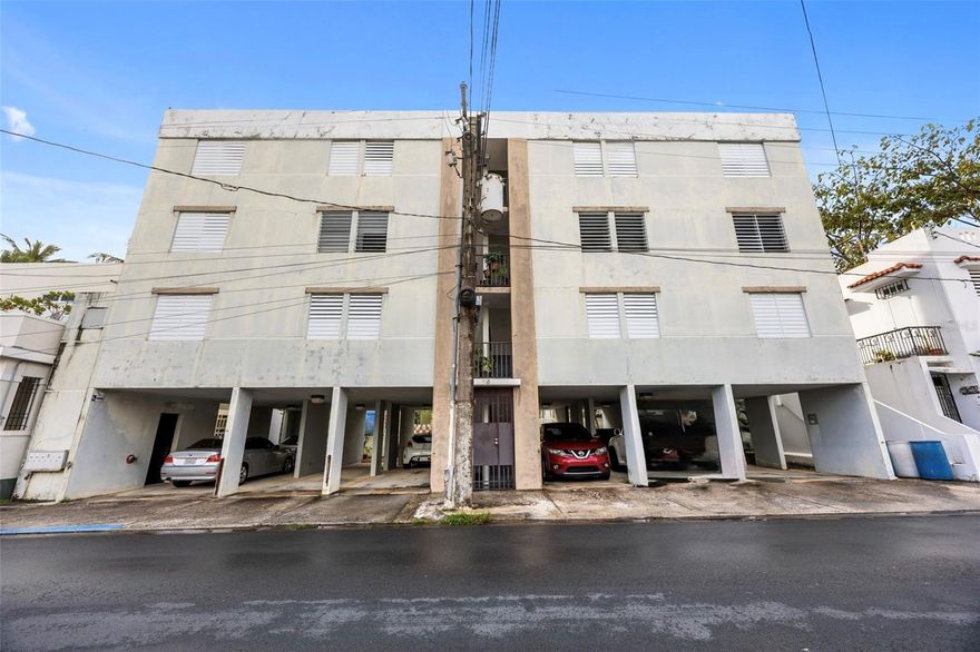 Spacious apartment of approximately 1,141 square feet on the third floor of the Jardín de las Flores Condominium, located on a quiet and safe street. It features excellent cross-ventilation and a private atmosphere in a building with only 6 apartments. The apartment includes 3 bedrooms, 1 bathroom, a living room, dining room, kitchen, and laundry area. It comes equipped with appliances such as a stove, refrigerator, microwave, and washer/dryer, as well as air conditioning in the master bedroom, ceiling fans, and the added value of 2 covered parking spaces. Its prime location allows for easy walking access to restaurants, 24-hour supermarkets, pharmacies, and hotels.

Excellent credit and proof of income are required.