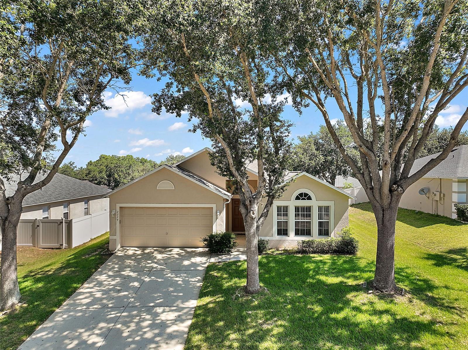 Welcome to your next home! This beautifully maintained 3-bedroom, 2-bathroom home offers 1,874 sq ft of spacious living on a generous .21-acre lot. Step inside to discover an inviting open floor plan with vaulted ceilings, elegant archways throughout, and generously sized rooms that provide both comfort and style.
The main living area is filled with natural light and flows seamlessly into the dining space and kitchen—ideal for entertaining or everyday living. The kitchen features plenty of cabinetry and counter space, perfect for the home chef. The split-bedroom layout ensures privacy, with a spacious primary suite offering a walk-in closet and en-suite bath.
Step out back to relax in the screened room overlooking the spacious backyard, fully enclosed by a vinyl privacy fence—perfect for pets, play, or peaceful evenings outdoors. A 2-car garage, excellent storage, and lovely curb appeal round out this move-in ready gem. Conveniently located near schools, shopping, and parks.
Don't miss this opportunity—schedule your showing today!
