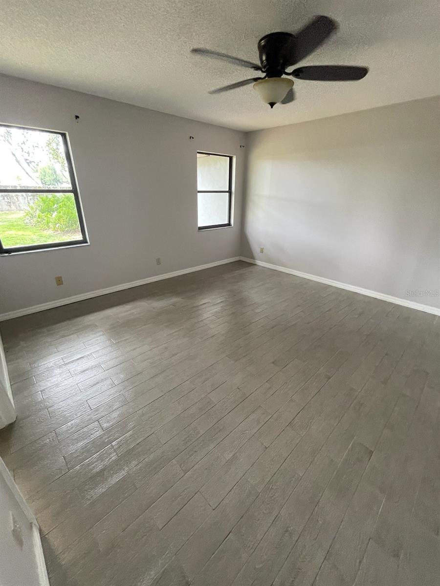 1427 CHAMBERLAIN LOOP