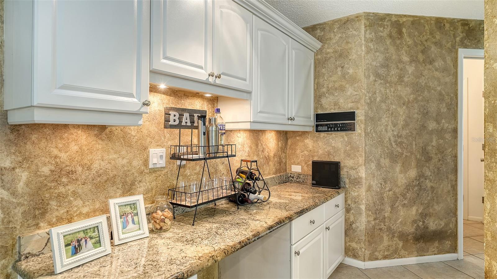 COLONIAL OAKS - Residential Lease