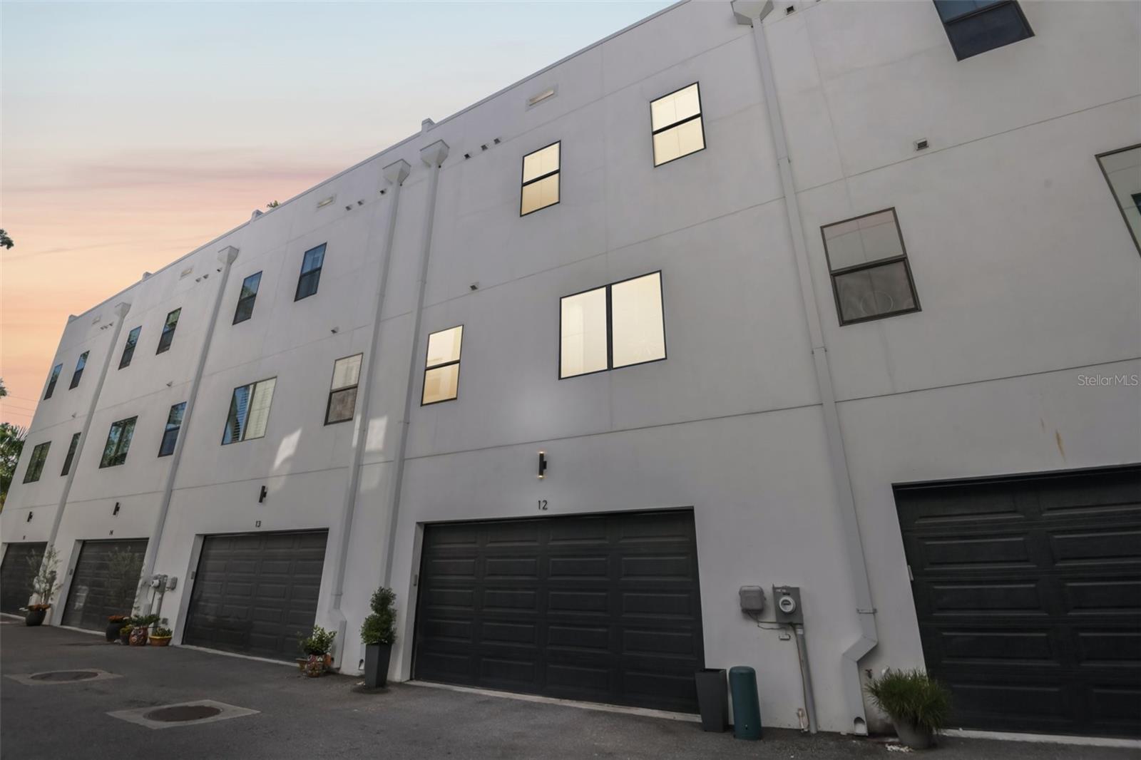 SHORE HOUSE TWNHMS UN 12 - Residential