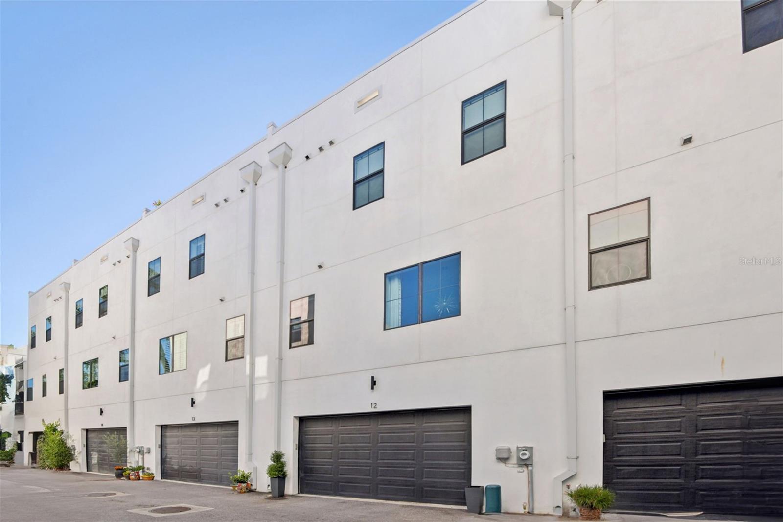 SHORE HOUSE TWNHMS UN 12 - Residential