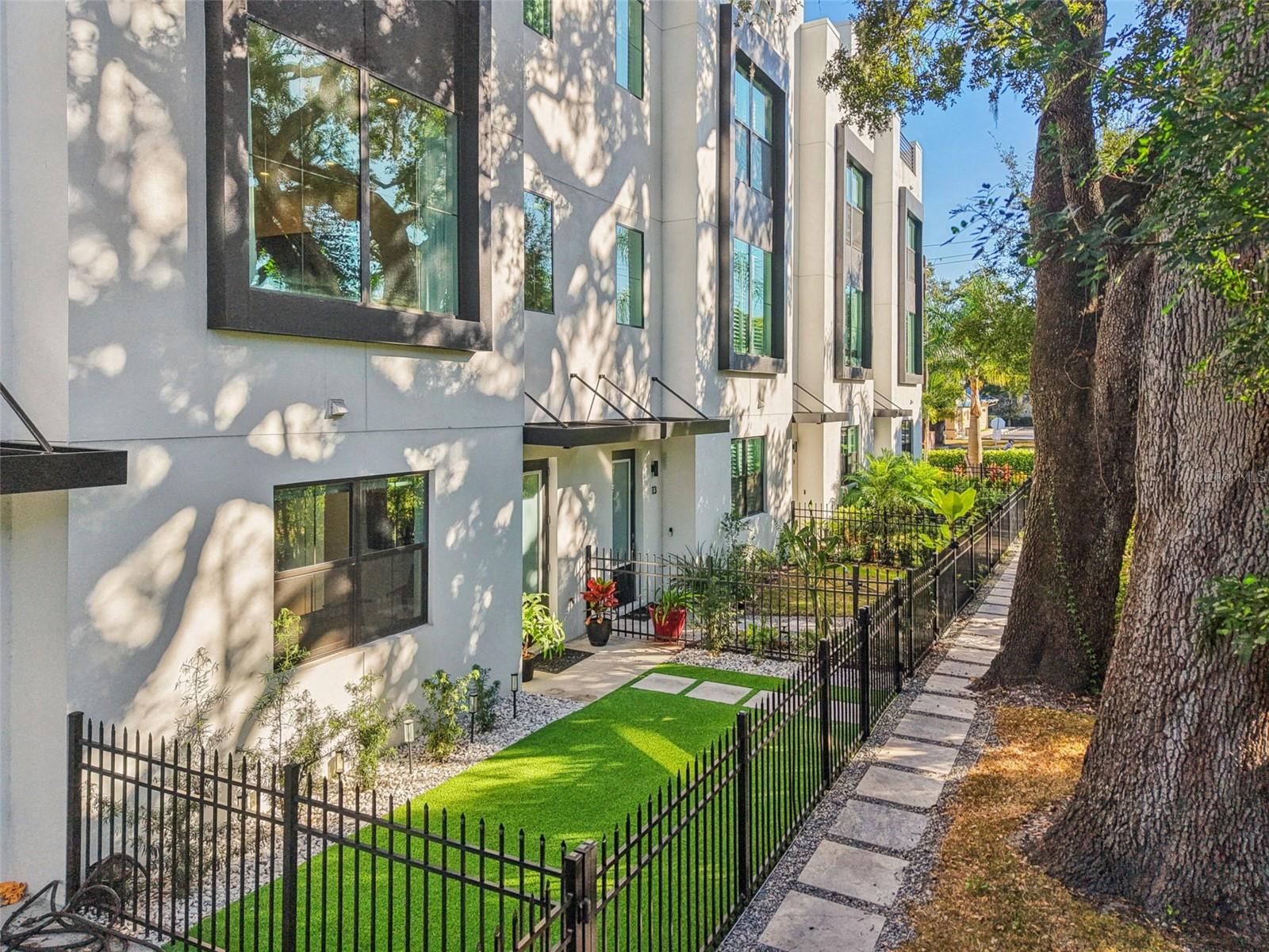 SHORE HOUSE TWNHMS UN 12 - Residential