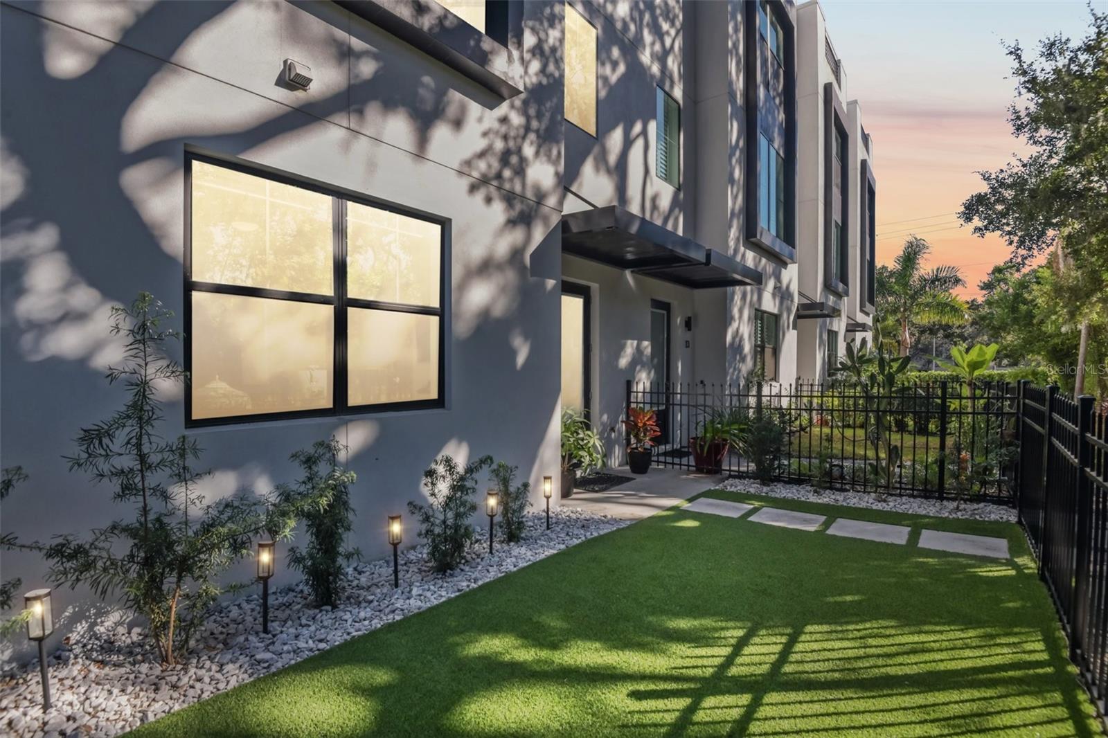 SHORE HOUSE TWNHMS UN 12 - Residential