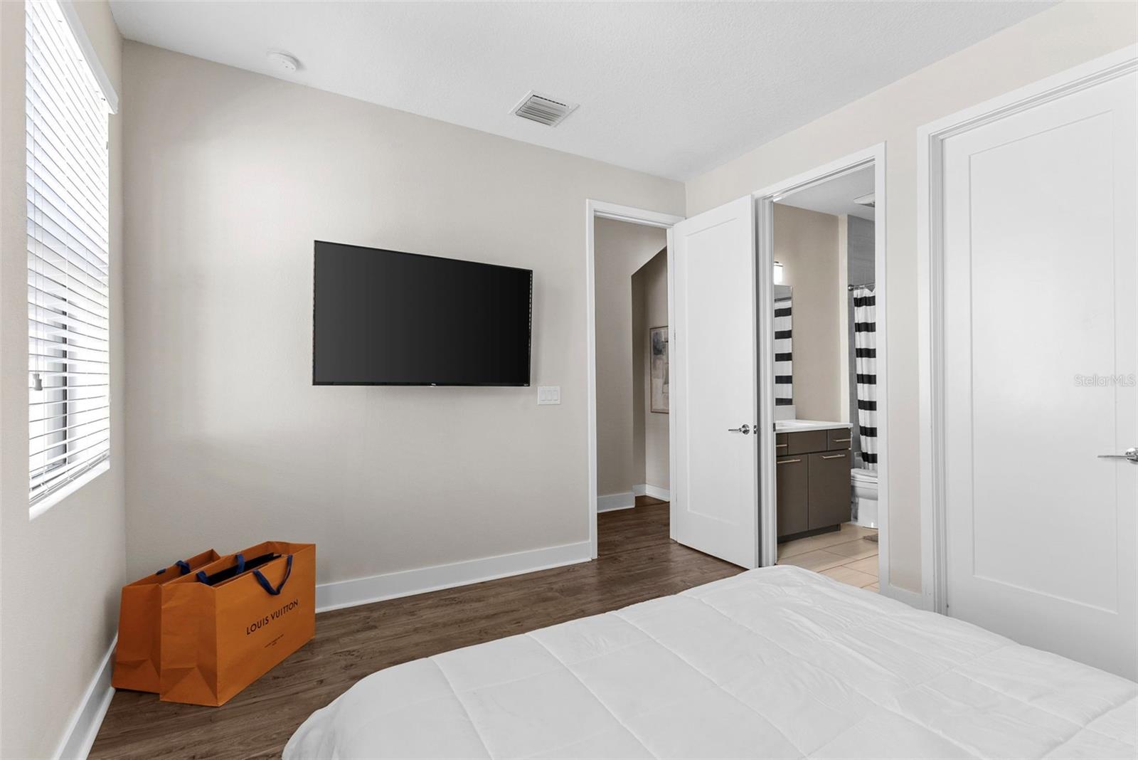 WESTSHORE VILLAGE TWNHMS - Residential