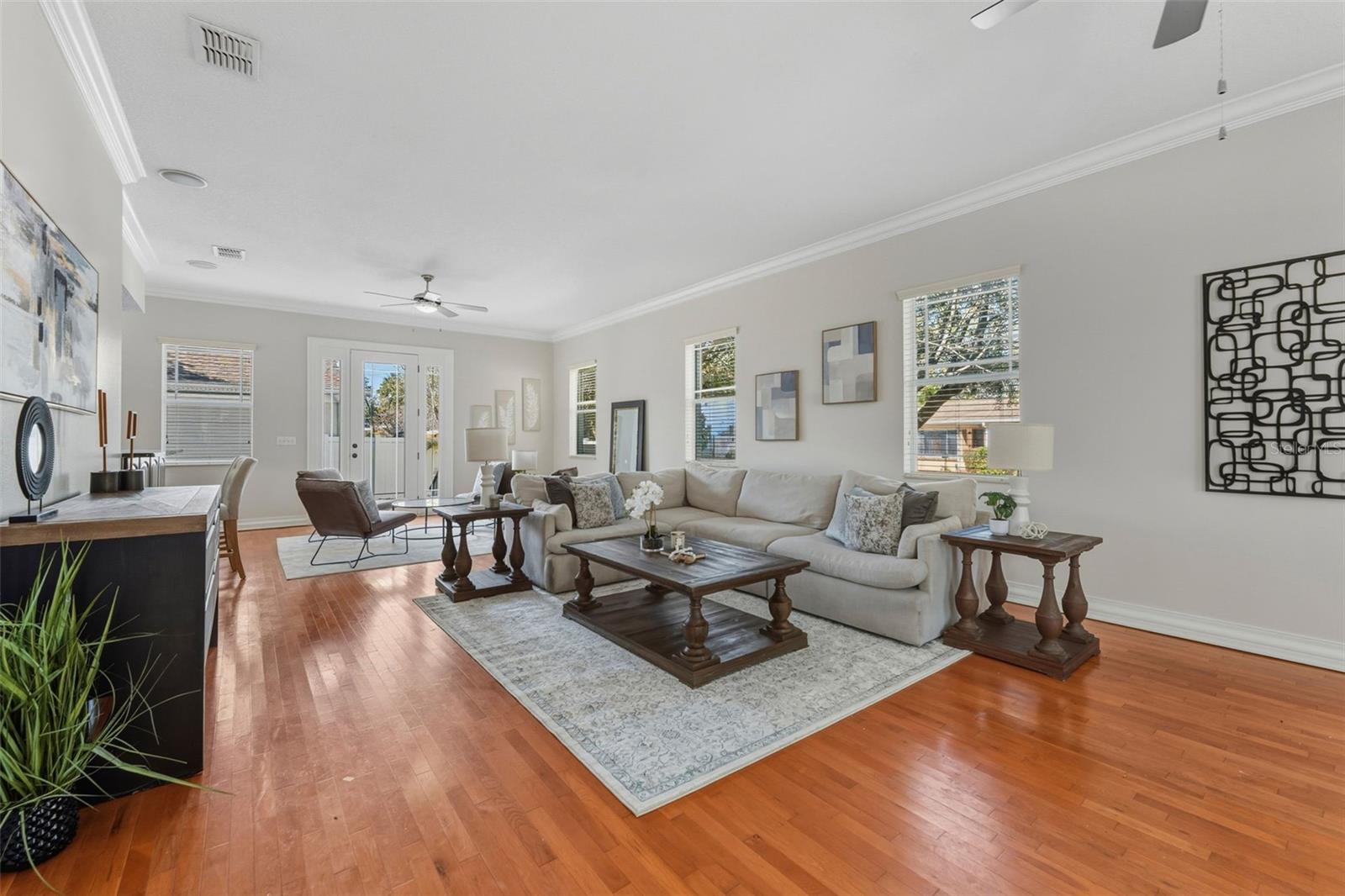 2722 N MYRTLE AVENUE