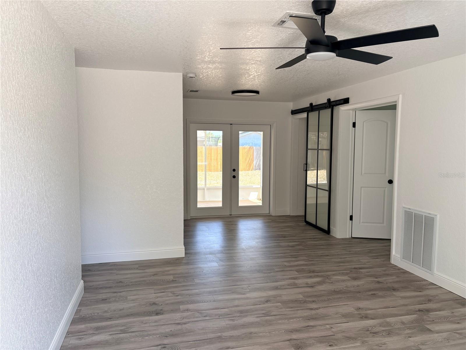 PALM LAKE - Residential