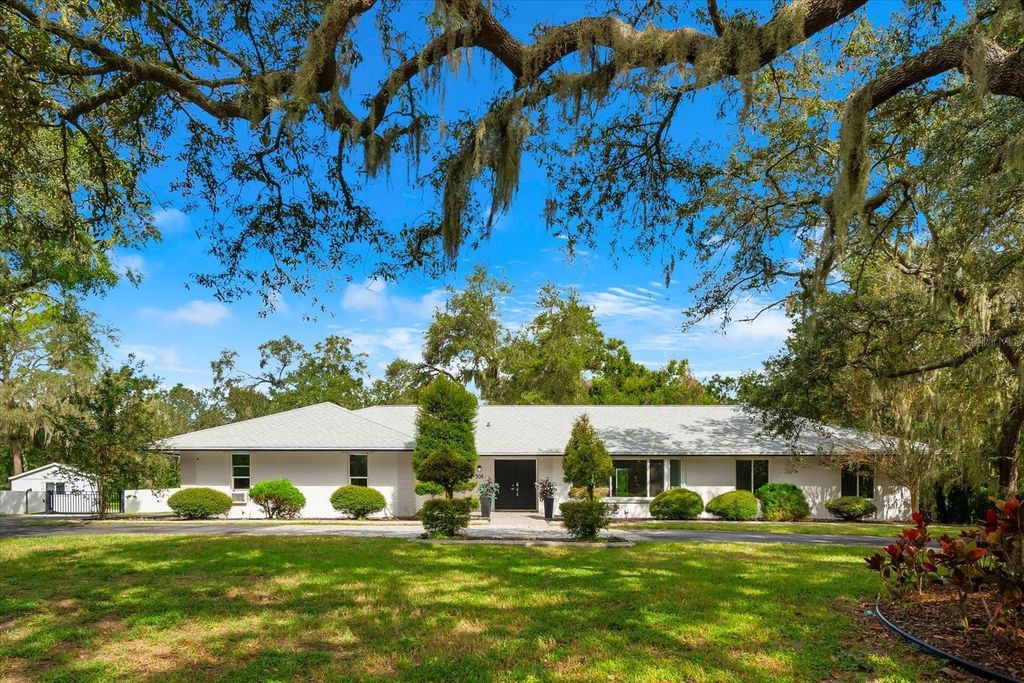 Photo of 308 Cambridge Place, Brandon, FL 33511 (MLS # A4665929)