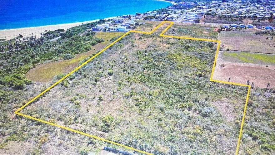 Location: 15 minutes from Aguadilla Airport and 5 minutes from Royal Isabela. Exclusivity: Area with controlled access, established development, and community restrictions. Stunning views of the Atlantic: Non-flood zone (Zone X). Uninterrupted northern exposure. Excellent soil for construction and a leveled lot. Added value: Municipal convenience road running south to north along the western boundary of the lot.