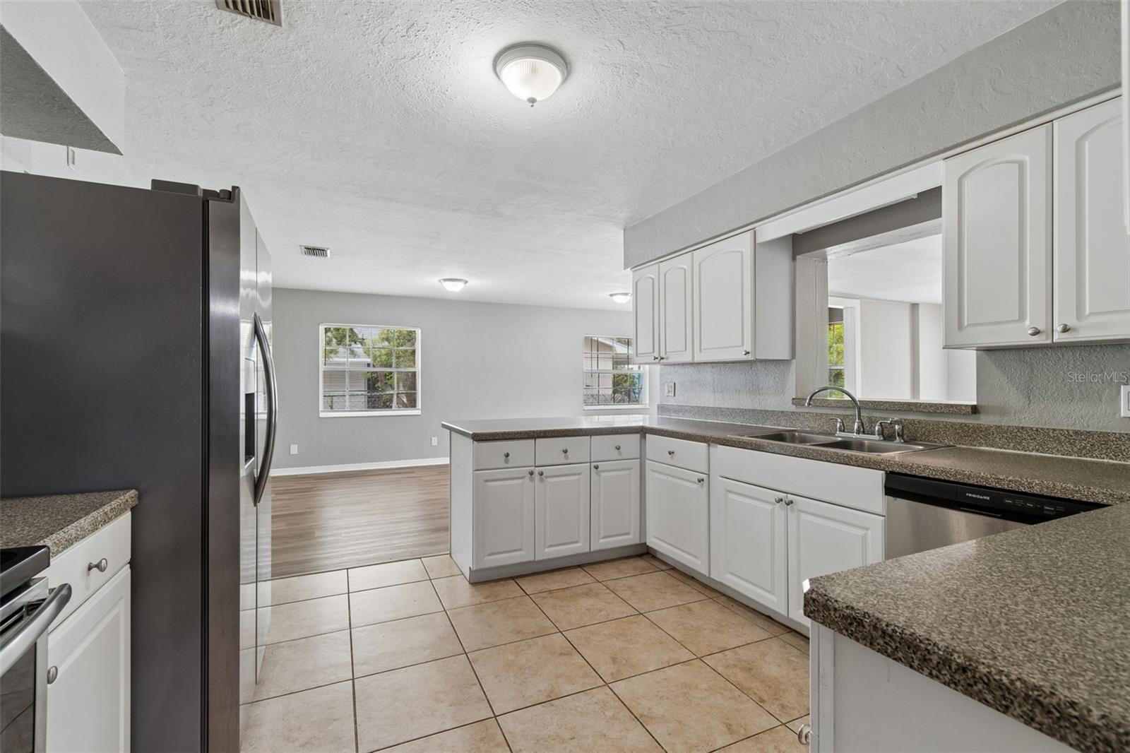 GOLDEN GROVES - Residential