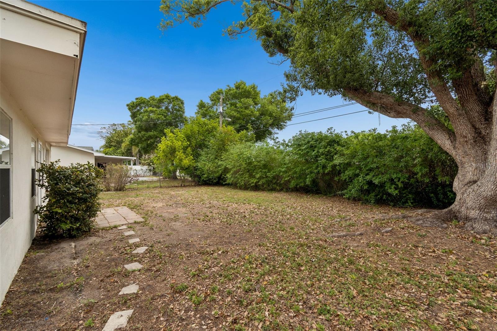 GOLDEN GROVES - Residential