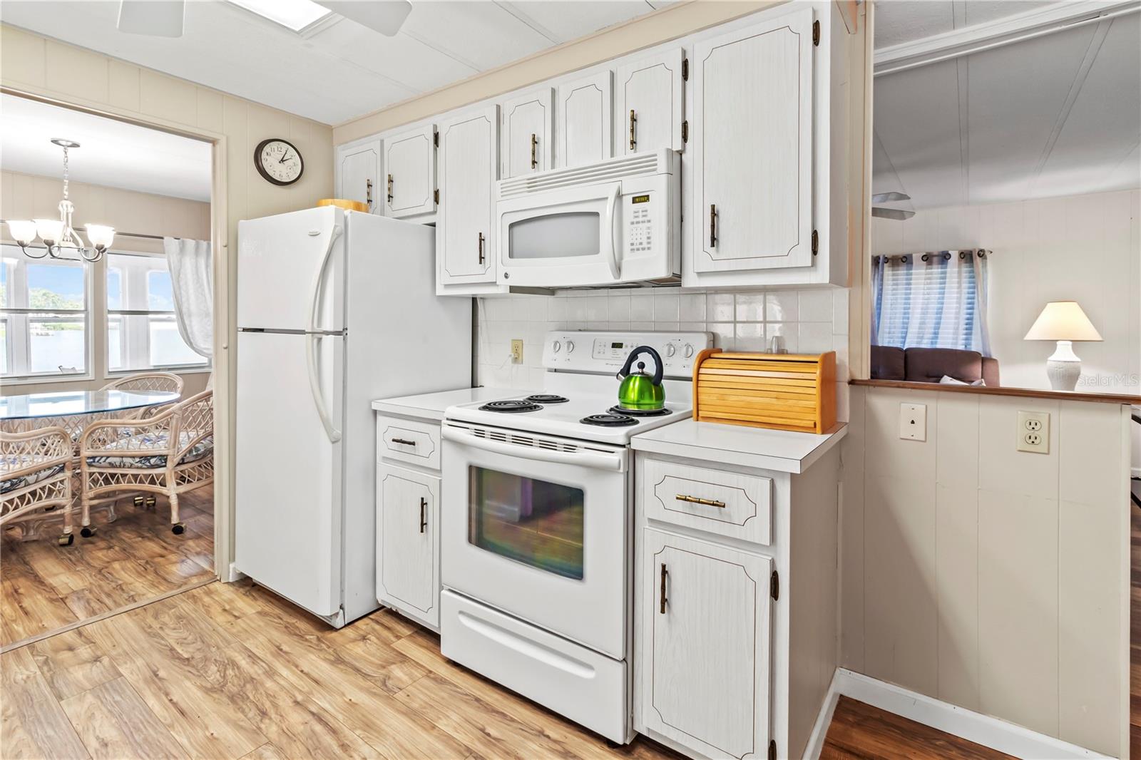 PALM LAKE ESTATES - Residential