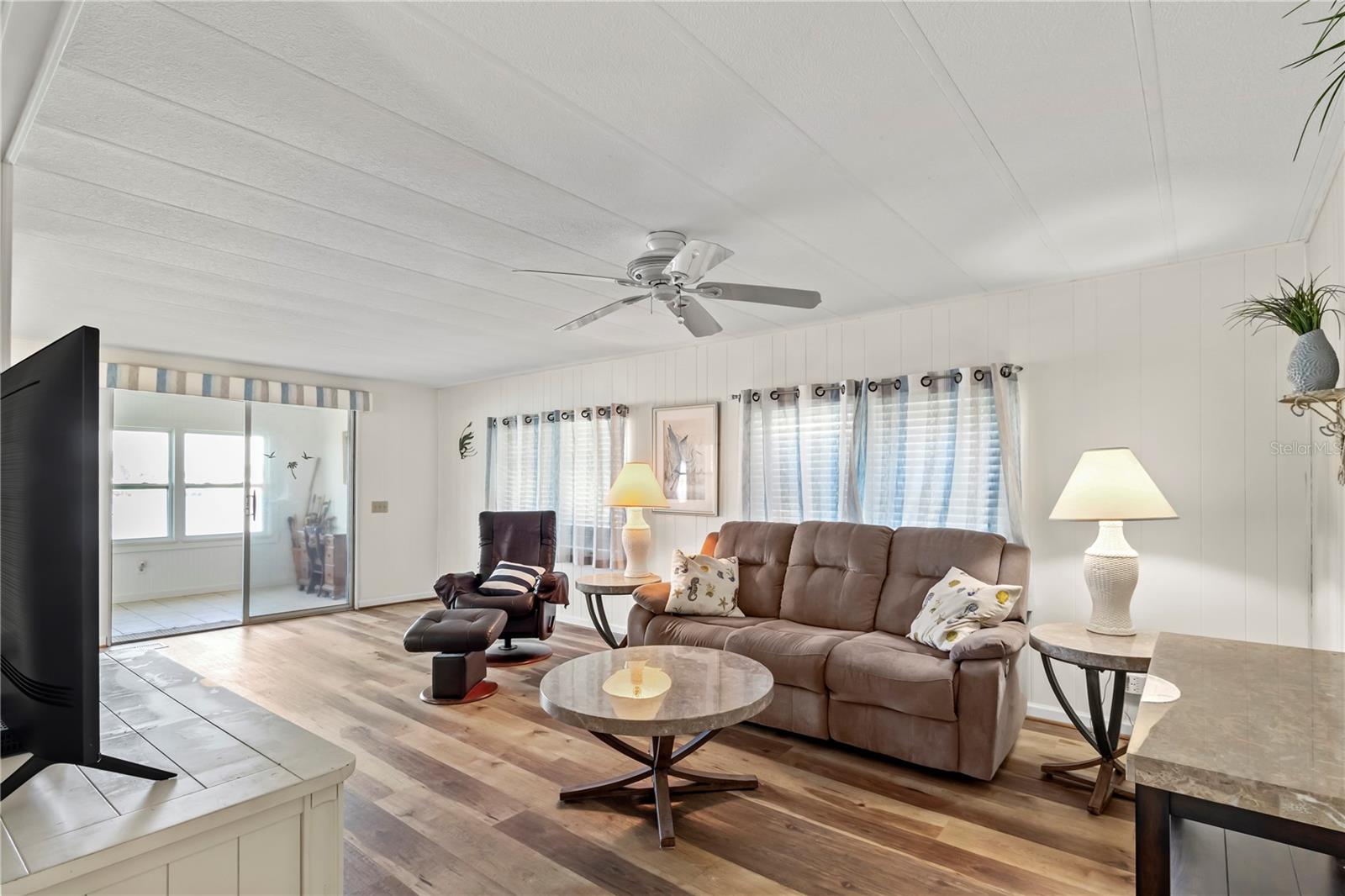 PALM LAKE ESTATES - Residential