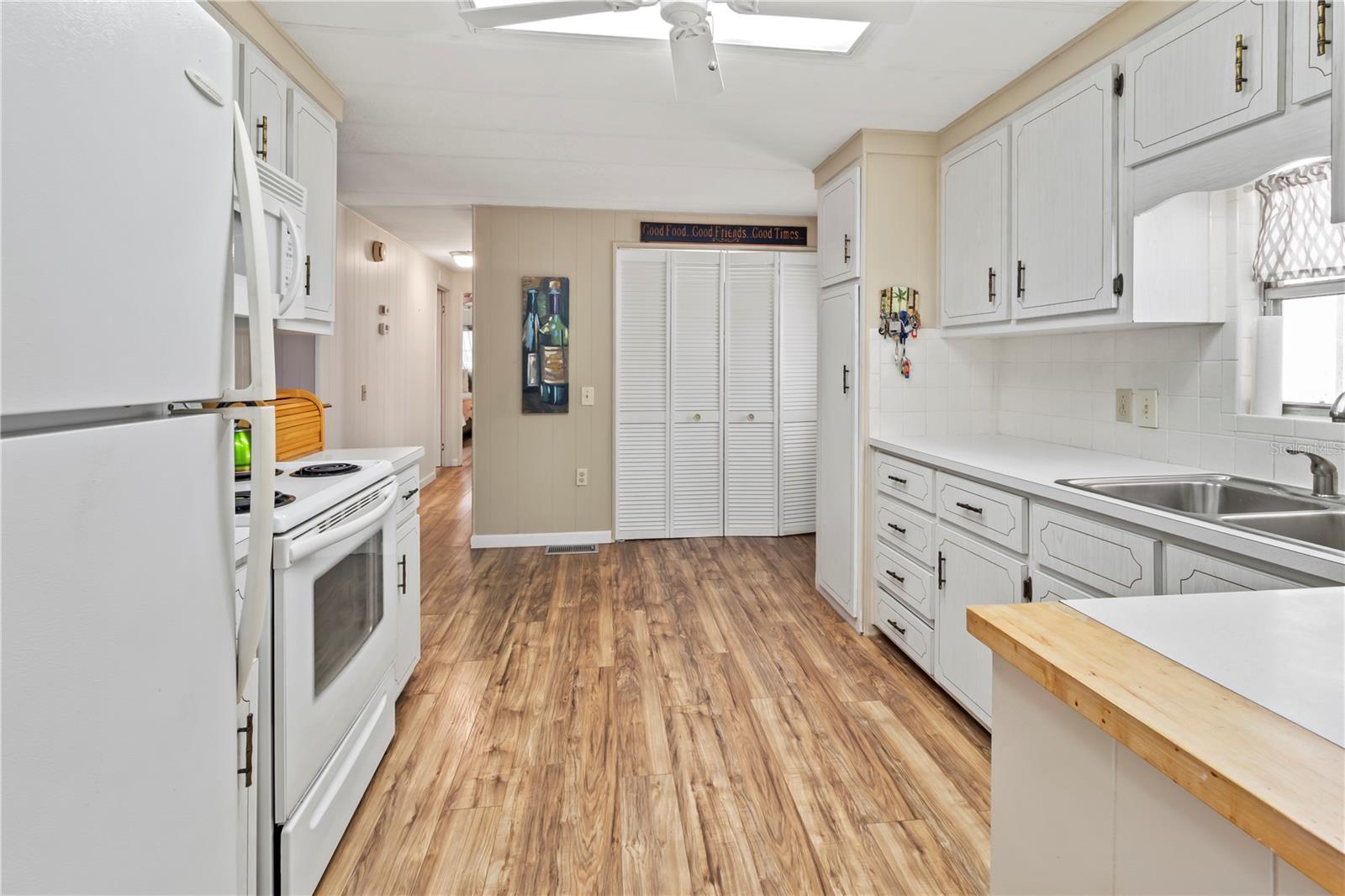 PALM LAKE ESTATES - Residential