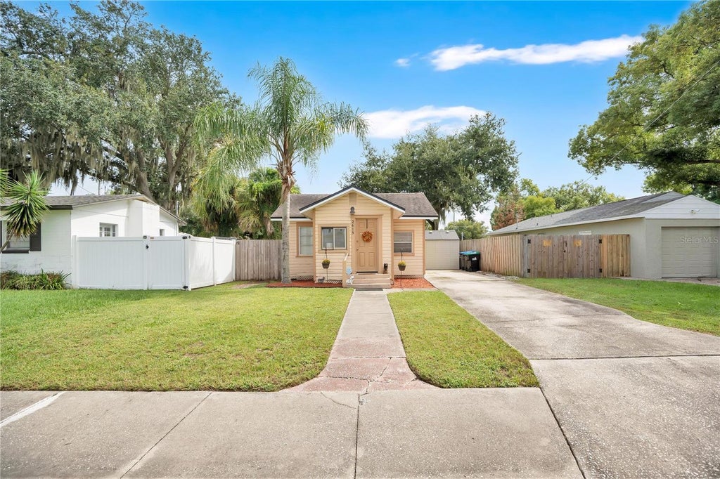 Photo of 2615 Coolidge Avenue, Orlando, FL 32804 (MLS # O6447881)