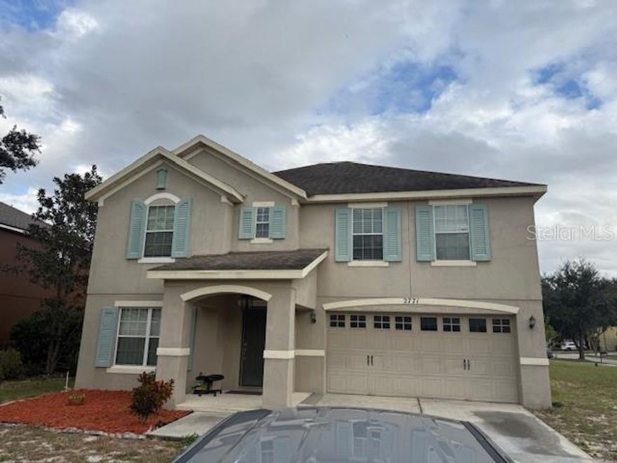 Hugh  two story house for rent in Ocoee. All bedrooms are upstairs while living dining and Florida rooms are downstairs.The master bedroom is huge and oversize the closet as well ... very large. Laminated wood upstairs while ceramic tile is downstairs. Laundry room is downstair and comes with washer and dryer