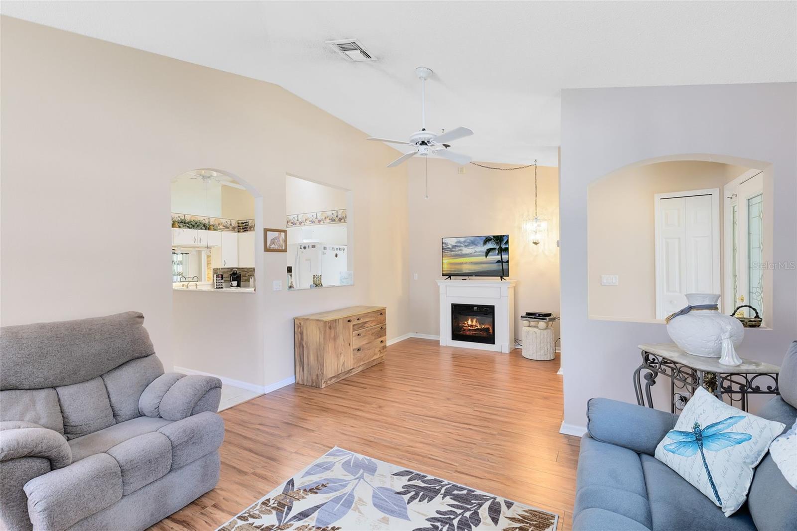 3661 KINGSWOOD COURT