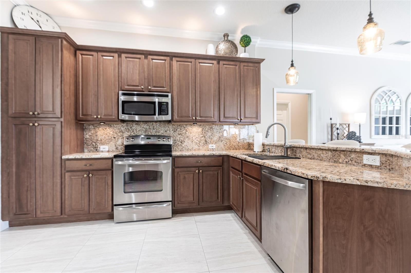 PELICAN POINTE GOLF & CNTRY CL - Residential