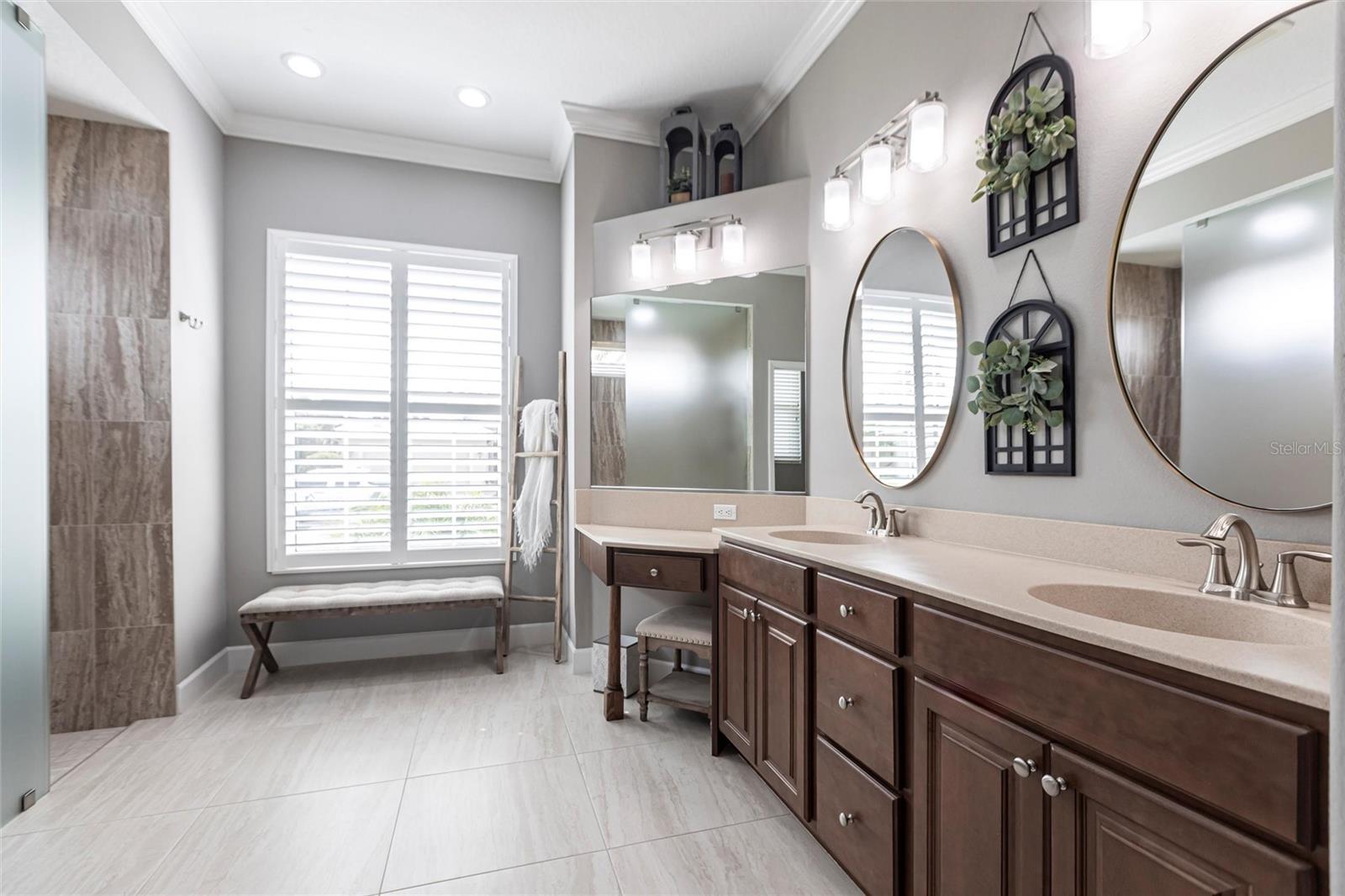 PELICAN POINTE GOLF & CNTRY CL - Residential