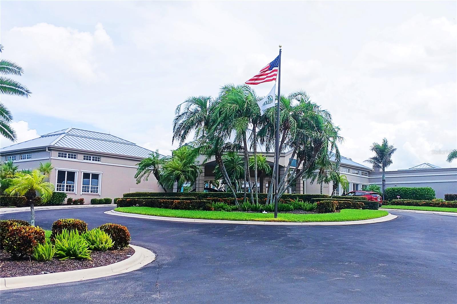 PELICAN POINTE GOLF & CNTRY CL - Residential