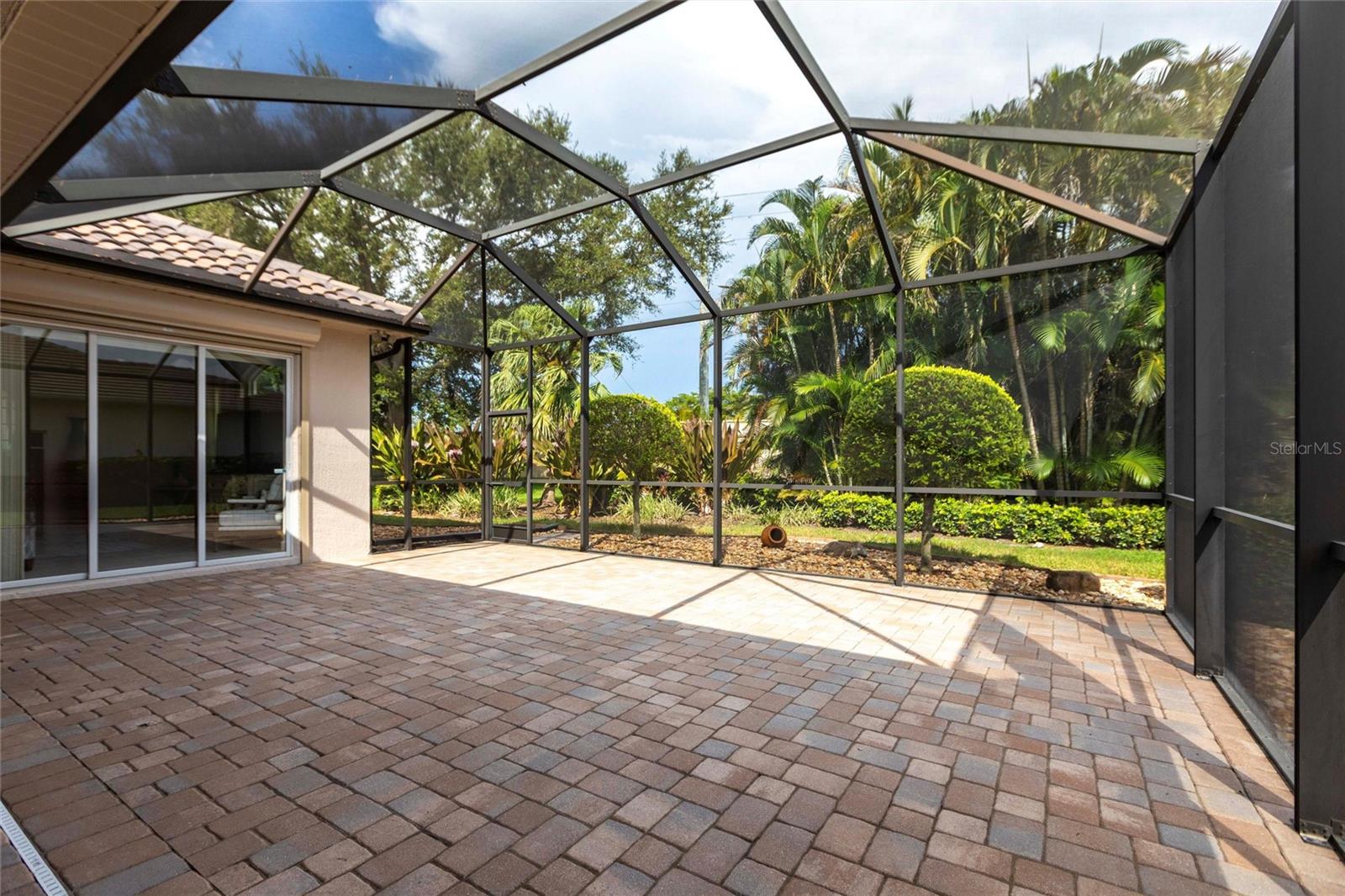 PELICAN POINTE GOLF & CNTRY CL - Residential