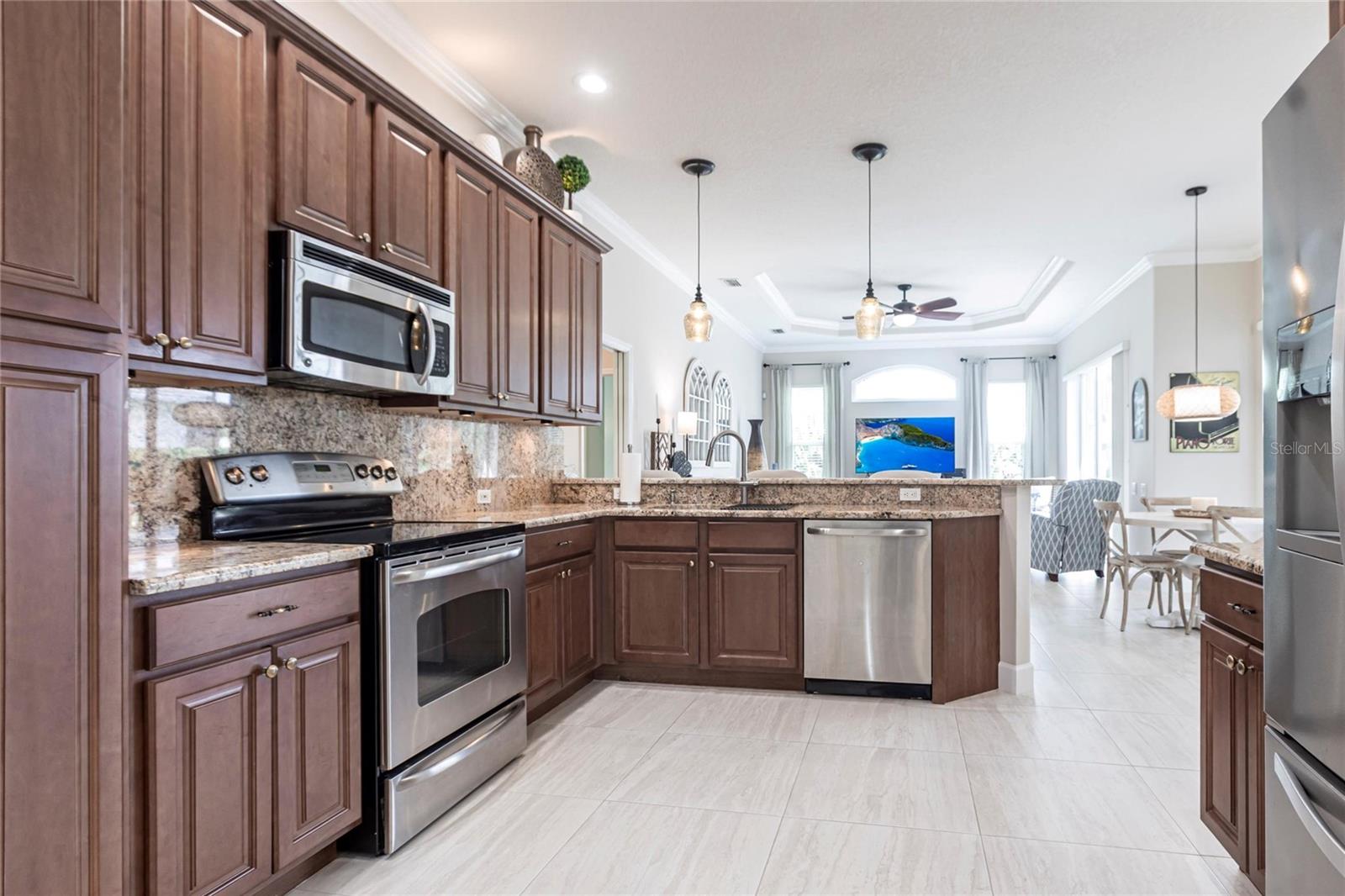 PELICAN POINTE GOLF & CNTRY CL - Residential